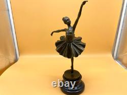 Sculpture Ballerine en bronze sur un socle en marbre d'après Milo