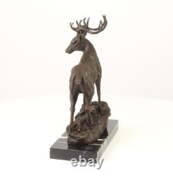 Sculpture Cerf Art déco en bronze sur un socle en marbre noir Signée