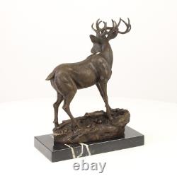 Sculpture Cerf Art déco en bronze sur un socle en marbre noir Signée