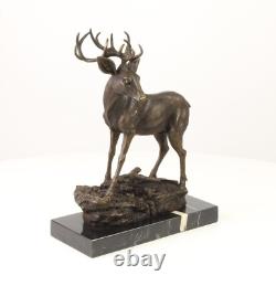 Sculpture Cerf Art déco en bronze sur un socle en marbre noir Signée