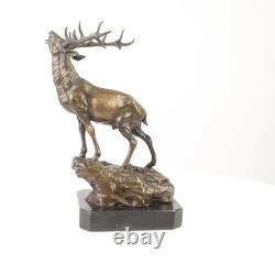 Sculpture Cerf en bronze sur un socle en marbre noir d'après Milo