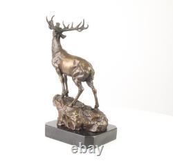 Sculpture Cerf en bronze sur un socle en marbre noir d'après Milo