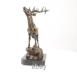 Sculpture Cerf en bronze sur un socle en marbre noir d'après Milo