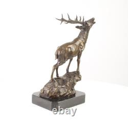 Sculpture Cerf en bronze sur un socle en marbre noir d'après Milo