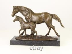 Sculpture Cheval avec pieux en bronze sur un socle en marbre noir d'après Milo