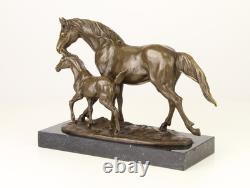 Sculpture Cheval avec pieux en bronze sur un socle en marbre noir d'après Milo