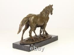 Sculpture Cheval avec pieux en bronze sur un socle en marbre noir d'après Milo