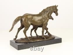 Sculpture Cheval avec pieux en bronze sur un socle en marbre noir d'après Milo