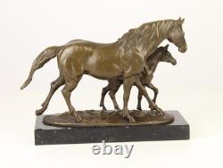 Sculpture Cheval avec pieux en bronze sur un socle en marbre noir d'après Milo