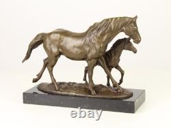 Sculpture Cheval avec pieux en bronze sur un socle en marbre noir d'après Milo