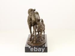 Sculpture Cheval avec pieux en bronze sur un socle en marbre noir d'après Milo