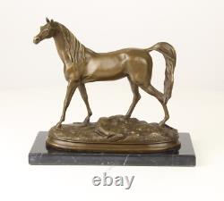 Sculpture Cheval en bronze sur un marbre noir d'après Pierre-Jules Mêne