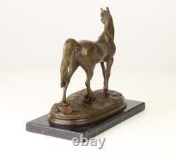 Sculpture Cheval en bronze sur un marbre noir d'après Pierre-Jules Mêne