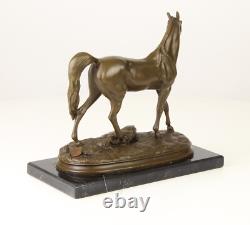Sculpture Cheval en bronze sur un marbre noir d'après Pierre-Jules Mêne
