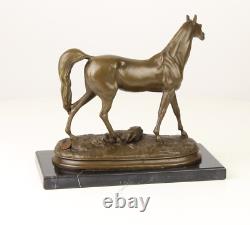 Sculpture Cheval en bronze sur un marbre noir d'après Pierre-Jules Mêne