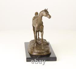 Sculpture Cheval en bronze sur un marbre noir d'après Pierre-Jules Mêne