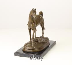 Sculpture Cheval en bronze sur un marbre noir d'après Pierre-Jules Mêne