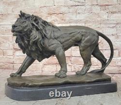 Sculpture D'Art En Bronze De Lion Mâle Signée Par Barye Avec Socle En Marbre