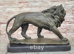 Sculpture D'Art En Bronze De Lion Mâle Signée Par Barye Avec Socle En Marbre