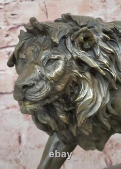 Sculpture D'Art En Bronze De Lion Mâle Signée Par Barye Avec Socle En Marbre