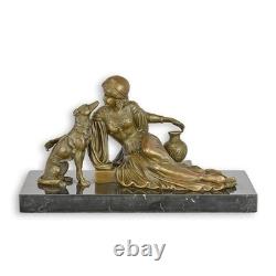 Sculpture Dame avec Borzoi en bronze sur un socle en marbre noir Signée