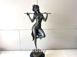 Sculpture Danseuse de reveu sur un socle en marbre noir d'après A. Gozy