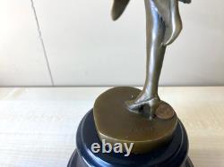 Sculpture Danseuse de reveu sur un socle en marbre noir d'après A. Gozy