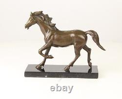 Sculpture En Bronze D'un Cheval Sur Un Marbre Noir Vintage