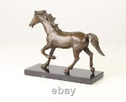 Sculpture En Bronze D'un Cheval Sur Un Marbre Noir Vintage