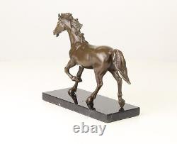 Sculpture En Bronze D'un Cheval Sur Un Marbre Noir Vintage