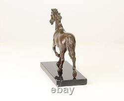 Sculpture En Bronze D'un Cheval Sur Un Marbre Noir Vintage