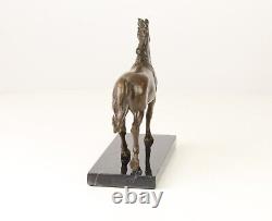 Sculpture En Bronze D'un Cheval Sur Un Marbre Noir Vintage