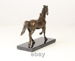 Sculpture En Bronze D'un Cheval Sur Un Marbre Noir Vintage