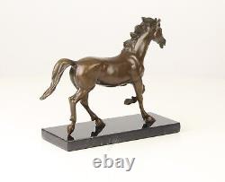 Sculpture En Bronze D'un Cheval Sur Un Marbre Noir Vintage