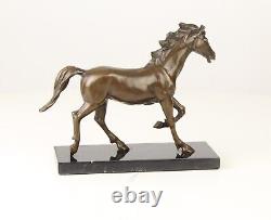 Sculpture En Bronze D'un Cheval Sur Un Marbre Noir Vintage