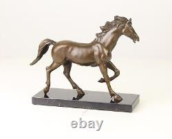 Sculpture En Bronze D'un Cheval Sur Un Marbre Noir Vintage