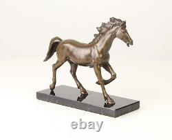 Sculpture En Bronze D'un Cheval Sur Un Marbre Noir Vintage