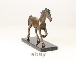 Sculpture En Bronze D'un Cheval Sur Un Marbre Noir Vintage