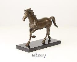 Sculpture En Bronze D'un Cheval Sur Un Marbre Noir Vintage