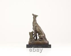 Sculpture En Bronze D'un Lévrier Assis Sur Un Marbre Noir