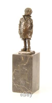 Sculpture En Bronze D'un Petit Garçon Sur Un Marbre Noir