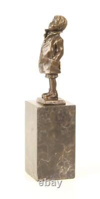 Sculpture En Bronze D'un Petit Garçon Sur Un Marbre Noir