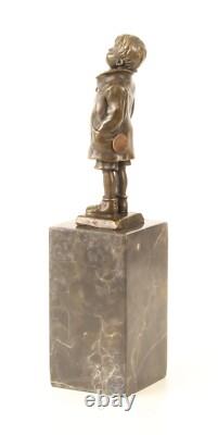 Sculpture En Bronze D'un Petit Garçon Sur Un Marbre Noir