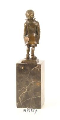 Sculpture En Bronze D'un Petit Garçon Sur Un Marbre Noir