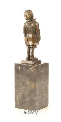 Sculpture En Bronze D'un Petit Garçon Sur Un Marbre Noir