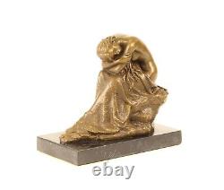 Sculpture En Bronze D'une Beauté Agenouillée Sur Un Marbre Noir Signée