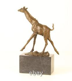 Sculpture En Bronze D'une Girafe Sur Un Marbre Noir Vintage