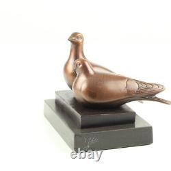 Sculpture En Bronze D'une Paire De Pigeons Sur Un Marbre Noir Vintage