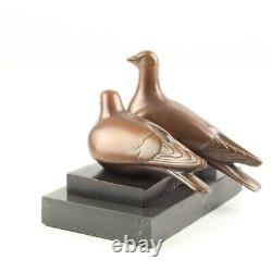 Sculpture En Bronze D'une Paire De Pigeons Sur Un Marbre Noir Vintage