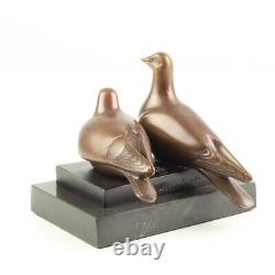 Sculpture En Bronze D'une Paire De Pigeons Sur Un Marbre Noir Vintage